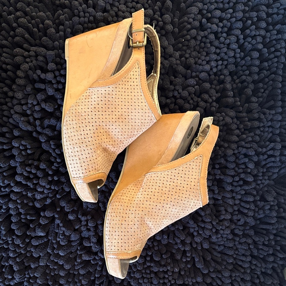 Elegant Tan Wedge Sandals